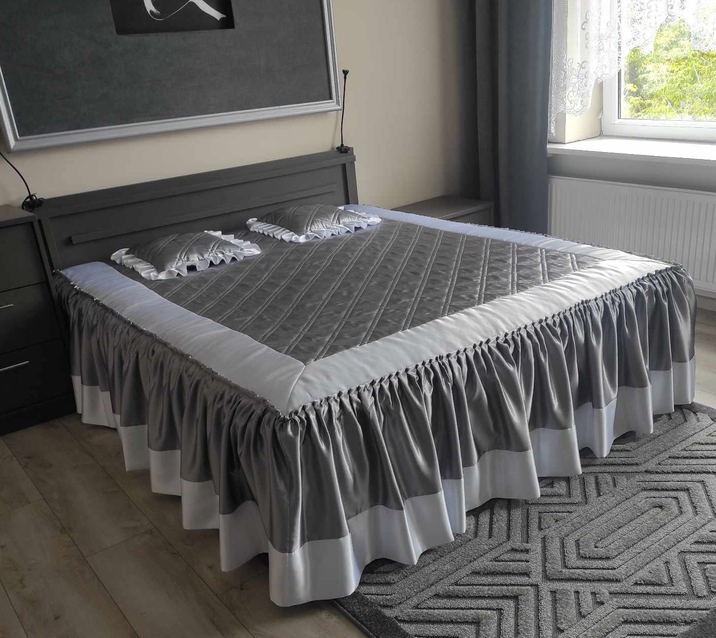 NARZUTA DWUKOLOROWA Z TRZEMA POJEDYNCZYMI FALBANAMI